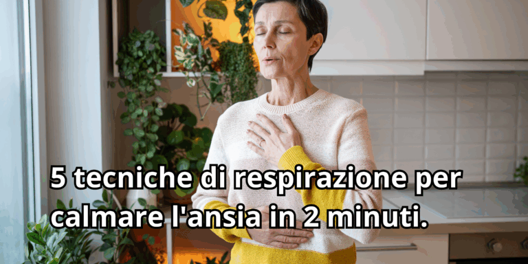 Una donna con i capelli corti e gli occhi chiusi pratica la respirazione consapevole in una cucina luminosa. Tiene una mano sul petto e l'altra sull'addome. Sovrapposta all'immagine compare la scritta in italiano: "5 tecniche di respirazione per calmare l'ansia in 2 minuti